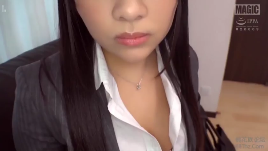 室内 · 坐姿 · 脸部 · 平静 · 职业装 · 注视