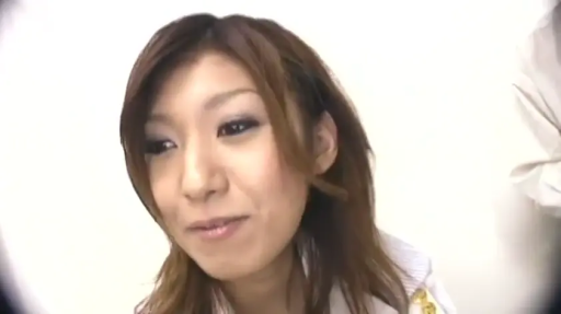 脸部 · 微笑 · 白色上衣 · 注视 · 正面 · 人像特写 · 影棚