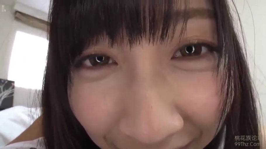 俯身 · 卧室 · 微笑 · 面部特写 · 注视镜头 · 居家服 · 环形灯影