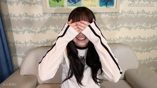 坐姿 · 脸部特写 · 客厅 · 笑容 · 长袖上衣 · 碎花壁纸 · 遮掩眼睛