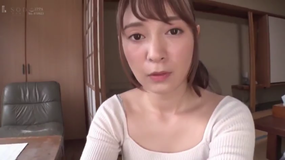 室内 · 坐姿 · 忧郁 · 面部特写 · 凝视 · 亚洲女性 · 白色针织衫