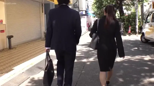 Handbag · 行走 · Suit · Back Shadow · Outdoor street · 同行