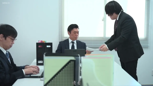 真剣 · 办公室 · 站立 · 遠景 · スーツ · 职场 · 文件 · 递交文件