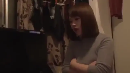 室內 · 坐姿 · 嚴肅 · 半身 · 谈话 · 灰色高領毛衣 · 短发 · 电视机