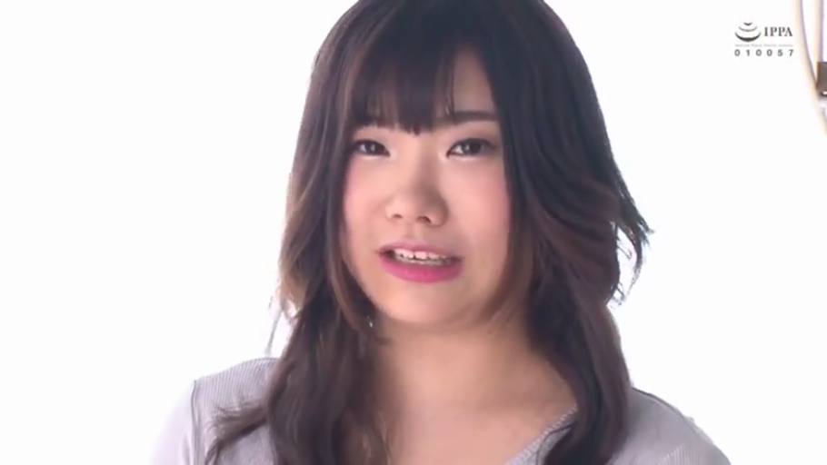 面部 · 微笑 · 自然 · 灰色上衣 · 正面 · 影棚 · 素人