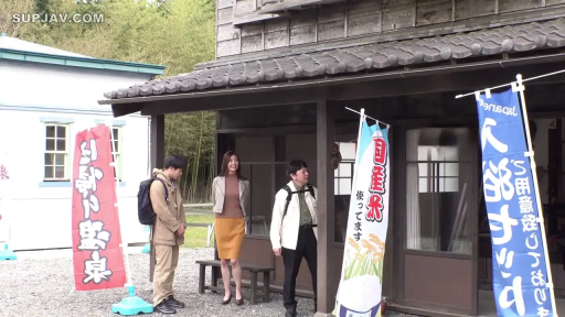 全身 · 站立 · 微笑 · 劇情 · 交流 · 紧身裙 · 日式房屋 · 旗帜