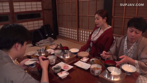 Stand · Japanese-style room · Smile · 面部特写 · Gaze · 和服 · 侧颜