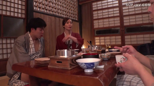 坐姿 · 和室 · 中景 · 自然 · 剧情 · 餐具 · 浴衣 · 聚餐