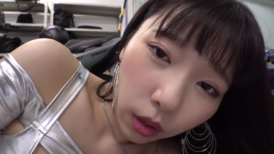 Bend over · Close-up of the face · First-person perspective · Seduction · Stare · 室内仓库 · 大耳环 · 银色金属感上衣