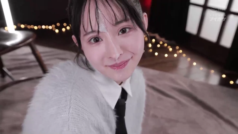 室内 · 坐姿 · 脸部特写 · 灰色开衫 · 颜射 · 装饰灯 · 精液 · 闭眼笑