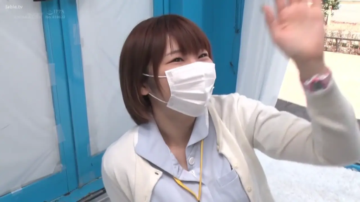 护士服 · 站立 · 微笑 · 面部特写 · 短发 · 口罩 · 挥手 · 室内门口