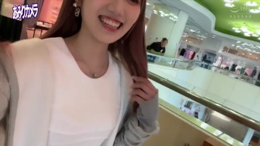 Stand · 面部特写 · 灰色卫衣外套 · Smile · 撩发 · 商场