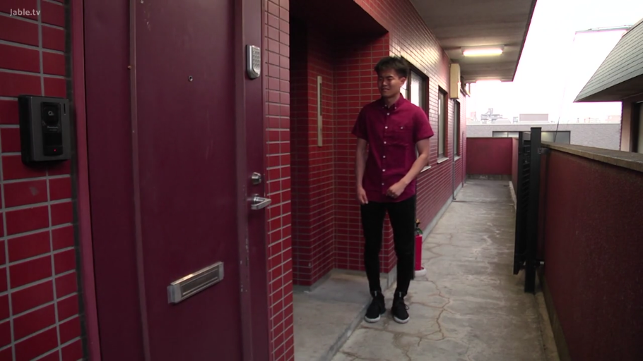 全身 · 站立 · 微笑 · 休闲装 · 剧情 · 公寓走廊 · 准备进入