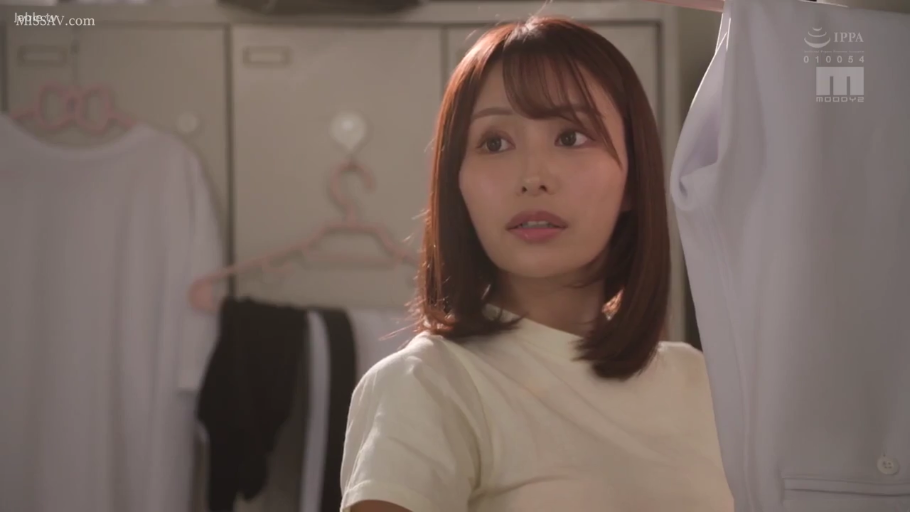 站姿 · 面部特写 · 更衣室 · 储物柜 · 长发 · 惊讶 · 侧头注视 · 浅色短袖