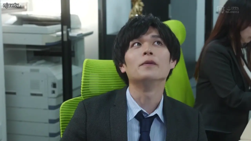 坐姿 · 办公室 · 办公椅 · 面部特写 · 西装 · 职场 · 发呆 · 迷茫