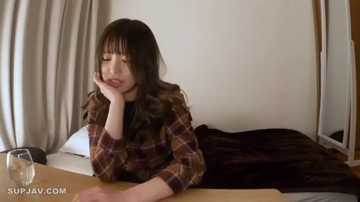 格子衬衫 · 坐姿 · 交谈 · 委屈 · 卧室 · 中景 · 居家 · 水杯