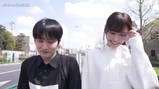 中景 · 白色卫衣 · 户外街道 · 羞涩微笑 · 并肩行走 · 日常约会 · 散步交流