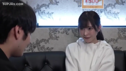 坐姿 · 沙发 · 近景 · 交谈行为 · 室内房间 · 白色外套 · 腼腆微笑