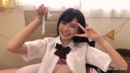 室内 · 坐姿 · 微笑 · 上半身 · JK制服 · 长发 · 展示避孕套 · 避孕套