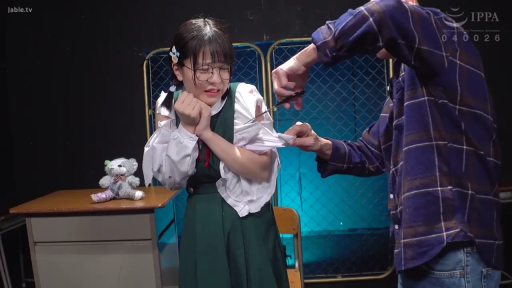 站立 · 中景 · 学生制服 · 剧情向 · 恐惧 · 剪刀 · 教室场景 · 剪衣服