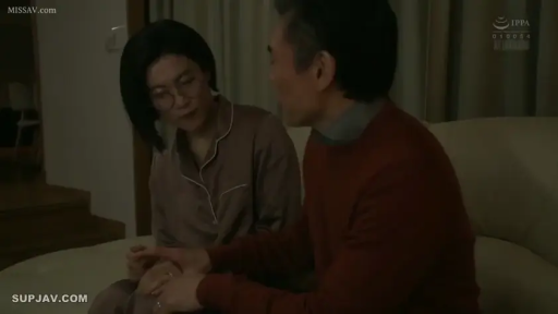 担忧 · 眼镜 · 中景 · 客厅 · 牵手交谈 · 并排坐姿 · 剧情过渡 · 深色睡衣与红色毛衣