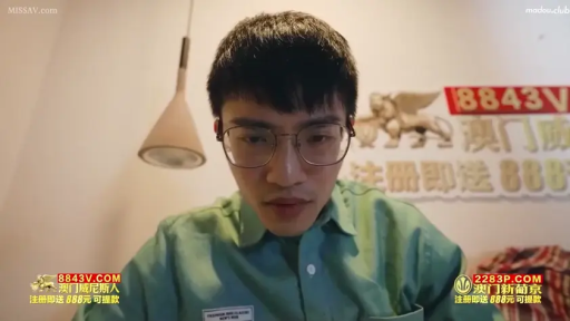 室内 · 坐姿 · 眼镜 · 平静 · 面对镜头 · 面部特写 · 男性 · 绿色衬衫