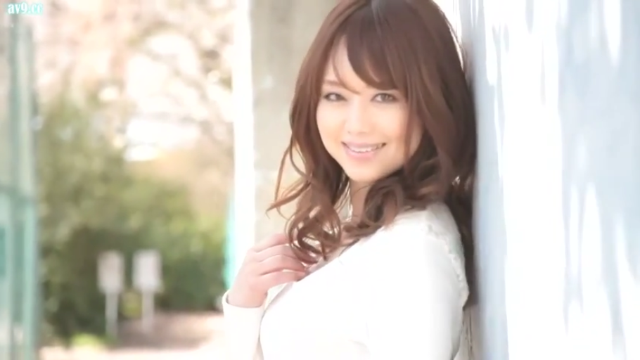 微笑 · 半身特写 · 白色上衣 · 靠墙 · 注视镜头 · 长发 · 公园