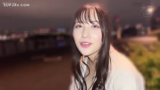 微笑 · 対話 · 长发 · 头部特写 · 正面 · 浅色外套 · 户外夜景