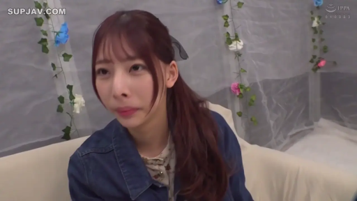 室内 · 坐姿 · 委屈 · 面部特写 · 亚洲女性 · 牛仔外套 · 倾听 · 装饰花藤