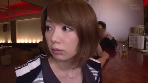 坐姿 · 脸部特写 · 酒杯 · 短发 · 酒吧 · 侧头凝视 · 忧虑 · 条纹开衫