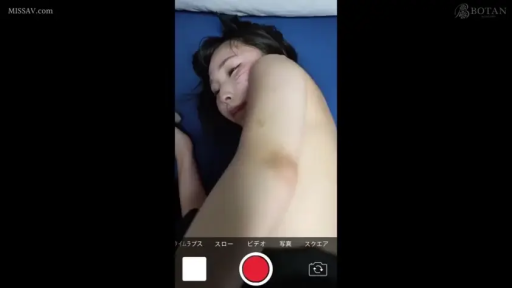 全裸 · 面部特寫 · 床上 · 侧卧 · 看向镜头 · 脸红 · 手机拍摄界面