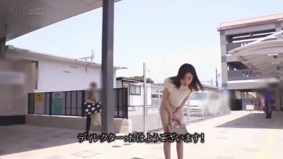 中景 · 弯腰 · 自然 · 手提包 · 视频截图 · 车站 · 打招呼 · 浅色休闲装