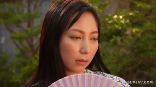 低头 · 迷离 · 面部特写 · 长发 · 户外花园 · 静止 · 浴衣 · 扇子