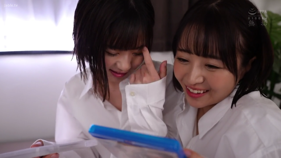 室内 · 白衬衫 · 中近景 · 双人 · 开心微笑 · 相互依偎 · 观看互动 · 光盘盒