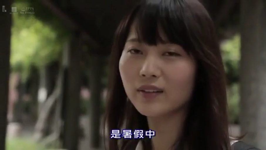 平静 · 白色衬衫 · 凝視 · 屋外 · 头部特写 · 正面 · アジア人女性