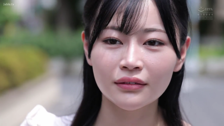 忧郁 · 脸部特写 · 白色上衣 · 注视 · 户外 · 长发 · 正面