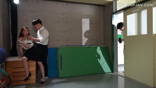 室内 · 坐姿 · 全景 · 职业装 · 冷静 · 体操垫 · 体育器材室 · 被偷窥