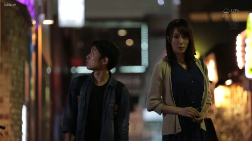 站立 · 中景 · カジュアルウェア · 平凡 · 散歩 · 背包 · 屋外通り · 夜晚