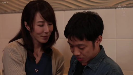 室内 · 交谈 · 严肃 · 项链 · 面部特写 · 对视 · 针织衫 · 熟女