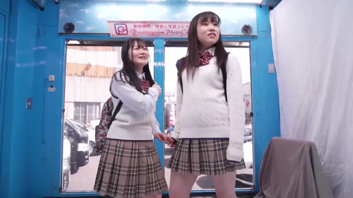 室内 · 全身 · 站立 · 微笑 · 背包 · 学園制服 · 对谈 · 亚洲