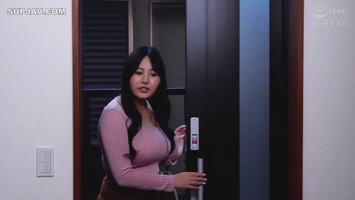 站立 · 中景 · 开门 · 玄关 · 粉色针织衫 · 房门 · 疑虑 · 剧情介绍