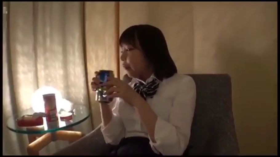 室內 · 坐姿 · 自然 · 半身 · JK制服 · 短发 · 易拉罐 · 喝饮料