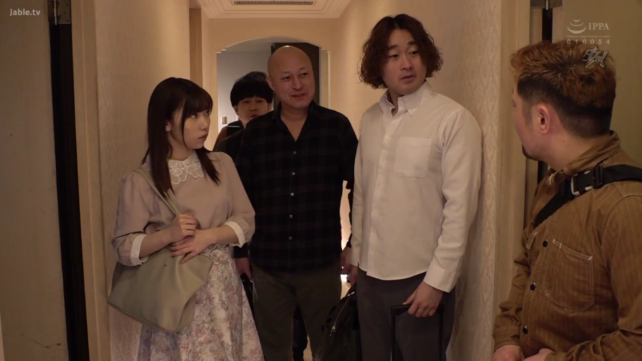 站立 · 行李箱 · 中景 · 走廊 · 多人 · 対峙 · 疑惑 · 淑女装