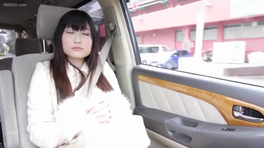 坐姿 · 中景 · 平静 · 车内 · 白色外套 · 安全带 · 黑直发 · 闭目养神