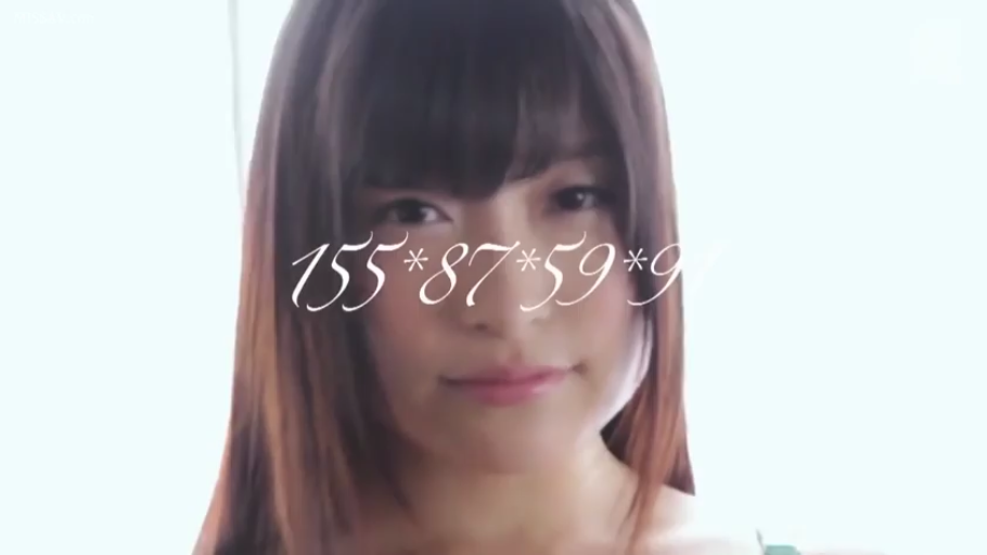 室内 · 脸部特写 · 微笑 · 注视镜头 · 正对镜头 · 齐刘海 · 绿色吊带