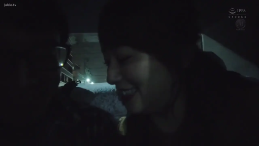 坐姿 · 眼镜 · 面部特写 · 车内 · 休闲服 · 大笑 · 暗光 · 谈笑