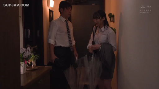 站立 · 中景 · 微笑 · 制服 · 玄关 · 雨伞 · 夜晚 · 拿伞