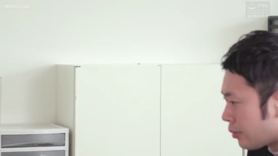 办公室 · 男性 · 侧脸特写 · 侧向站立 · 黑色西装 · 神情严肃 · 白色储物柜 · 向右注视