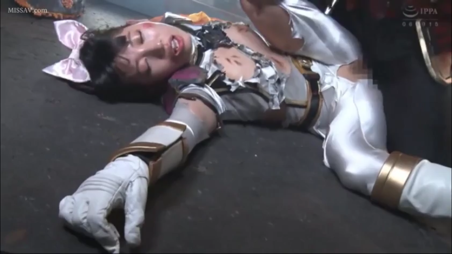 中景 · 仰卧 · 痛苦 · 户外 · 昏迷 · 破损战队服 · 战损 · 蝴蝶结头饰