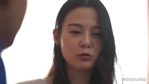 室内 · 严肃 · 面部特写 · 凝视 · 长发 · 对坐 · 浅色针织衫